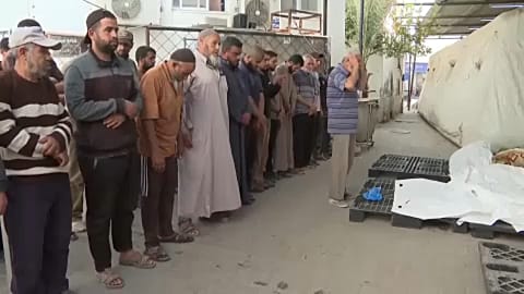 إقامة صلاة الجنازة على جثامين قتلى الغارة الإسرائيلية