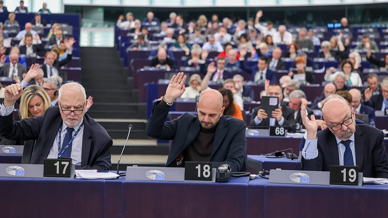 Os membros do Parlamento Europeu a favor da votação do Grupo ECR durante uma sessão plenária em Estrasburgo,
