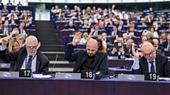 Os membros do Parlamento Europeu a favor da votação do Grupo ECR durante uma sessão plenária em Estrasburgo,