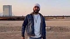 İranlı rapçi Toomaj Salehi, tutuklanmadan önce YouTube'da yayınladığı kliplerinden birinde. 