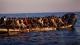 مهاجرون، معظمهم من نيجيريا، على متن قارب مطاطي أثناء فرارهم من ليبيا، يوم السبت 20 آب/ أغسطس 2016.