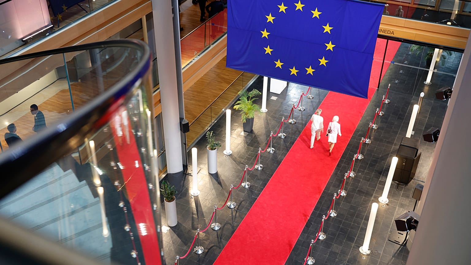 Uniós zászló az Európai Parlament épületében Strasbourgban 2024. április 24-én