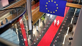 Uniós zászló az Európai Parlament épületében Strasbourgban 2024. április 24-én