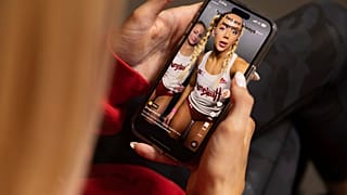 Fazer vídeos TikTok por diversão evoluiu para um empreendimento sério de ganhar dinheiro para um atleta de atletismo dos EUA.