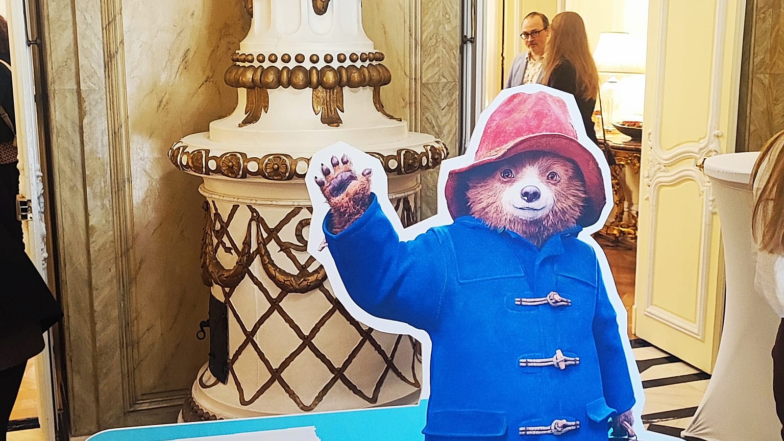 Paddington-mackó a budapesti brit nagyköveti rezidenciára látogatott 