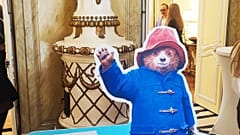 Paddington-mackó a budapesti brit nagyköveti rezidenciára látogatott 