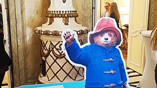 Paddington-mackó a budapesti brit nagyköveti rezidenciára látogatott 