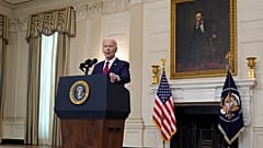 Президент Джо Байден выступает перед подписанием законопроекта о помощи Украине на сумму в $61 млрд
