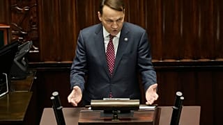 Радек Сикорский выступает в польском парламенте