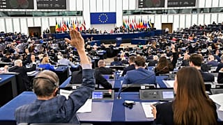 Les députés européens votent lors d'une session plénière à Strasbourg, en France, le 24 avril 2024.