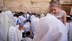 يهود يؤدون الصلاة عند حائط المبكى
