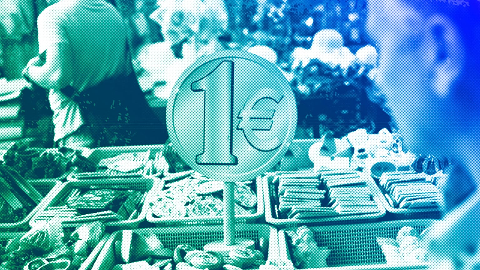 La gente compra artículos por un euro en una tienda del centro de Atenas, julio de 2015