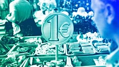 La gente compra artículos por un euro en una tienda del centro de Atenas, julio de 2015