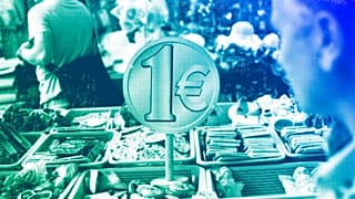 La gente compra artículos por un euro en una tienda del centro de Atenas, julio de 2015