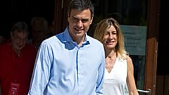 Pedro Sánchez junto a su mujer Begoña Gómez. 
