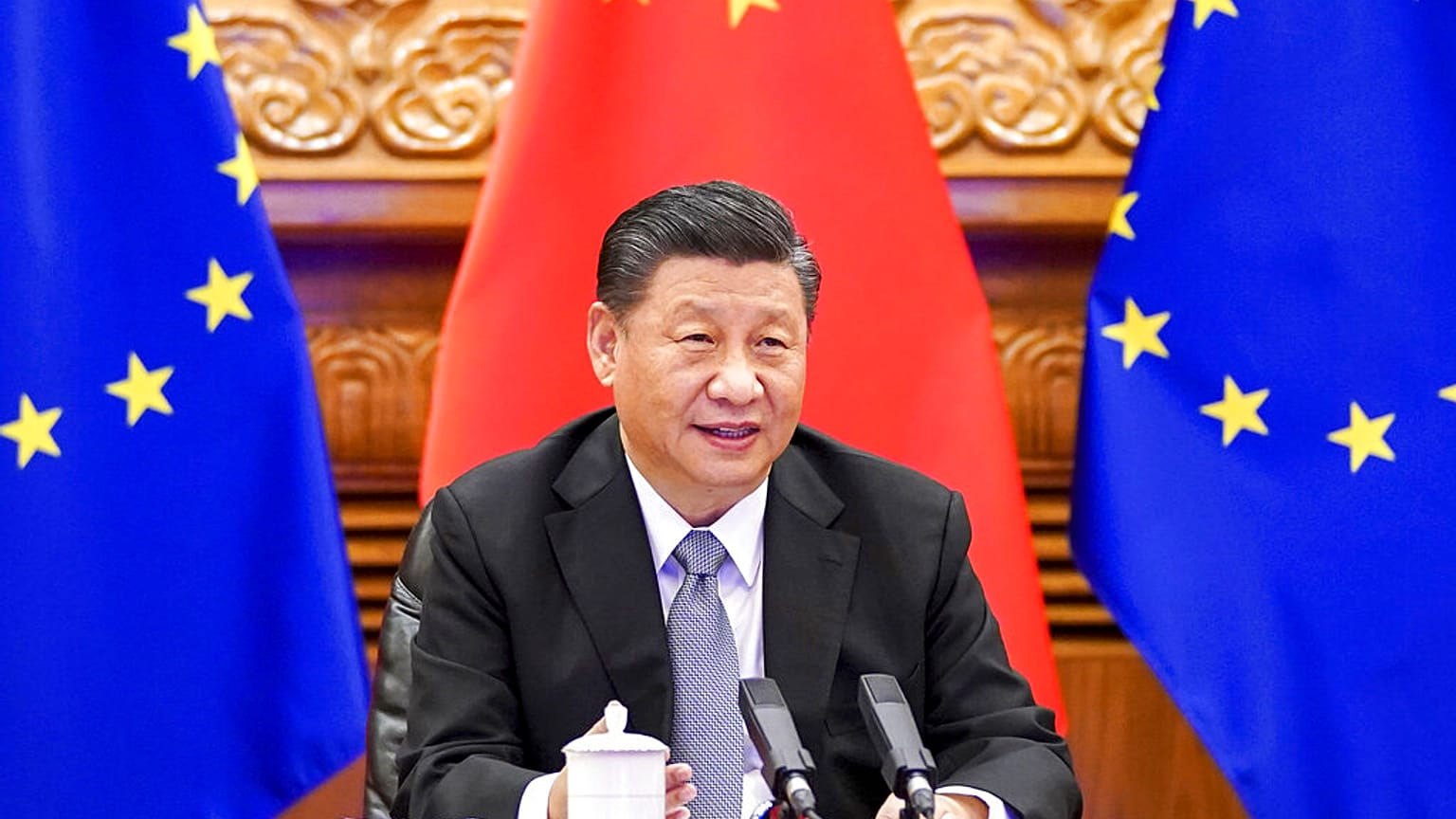 En esta foto publicada por la agencia de noticias Xinhua, el presidente chino, Xi Jinping, habla durante una videoconferencia con líderes europeos desde Beijing el miércoles 30 de diciembre de 2020. 