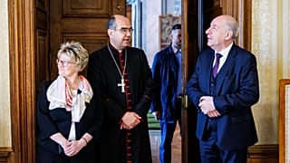 Sulyok Tamás köztársasági elnök (jobbra) és felesége Nagy Zsuzsanna a szombathelyi püspöki palotában Székely János szombathelyi megyéspüspökkel 2024. április 21-én.