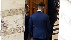 Ο ανεξάρτητος βουλευτής, πρώην βουλευτής των Σπαρτιατών, Κωνσταντίνος Φλώρος (Κ) οδηγείται εκτός Ολομελείας από τη Φρουρά της Βουλής
