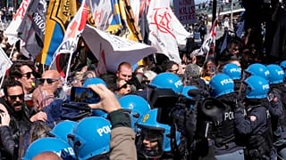 Die Demonstranten sind gegen die neue Touristengebühr.