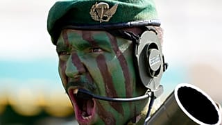 Un paracadutista portoghese urla mentre partecipa a una parata militare nella piazza del Comercio di Lisbona per le celebrazioni del 50esimo anniversario della Rivoluzione