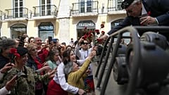 Португалия отмечает День революции гвоздик