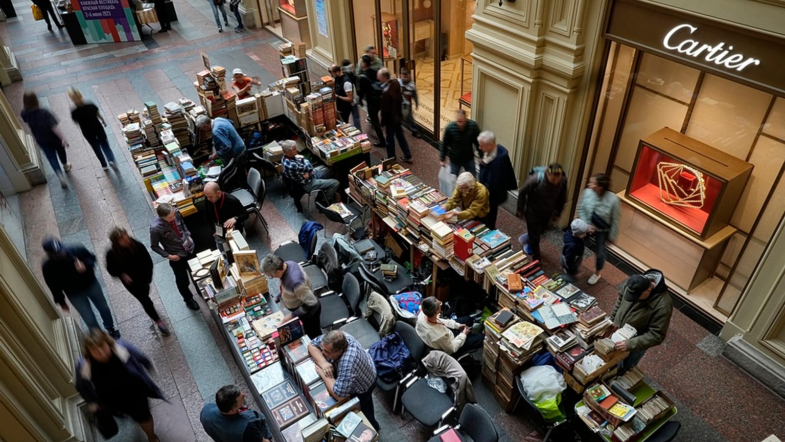 На книжной ярмарке в Москве
