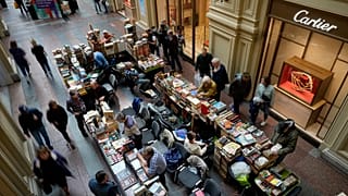 На книжной ярмарке в Москве