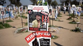 Un cartel que representa al rehén israelí-estadounidense Hersh Goldberg-Polin se exhibe en Re'im, al sur de Israel, en la frontera con Gaza, el 1 de febrero de 2024