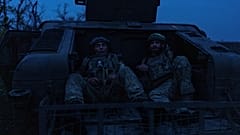 Украинские солдаты на линии фронта в нескольких километрах от Бахмута, 24 апреля 2024 года