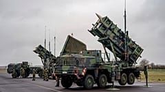 Los sistemas de misiles antiaéreos "Patriot" se encuentran en el aeródromo del aeropuerto militar de Schwesing, Alemania, el jueves 17 de marzo de 2022.