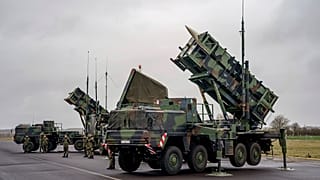 Los sistemas de misiles antiaéreos "Patriot" se encuentran en el aeródromo del aeropuerto militar de Schwesing, Alemania, el jueves 17 de marzo de 2022.