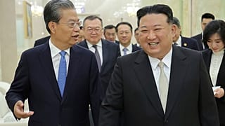 الزعيم الكوري الشمالي كيم جونغ أون يحتفل بيوم الجيش