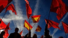 Los manifestantes ondean banderas españolas y navarras mientras protestan contra la amnistía en la Plaza del Castillo, en Pamplona, en el norte de España, el sábado 18 de noviembre de 2023. 