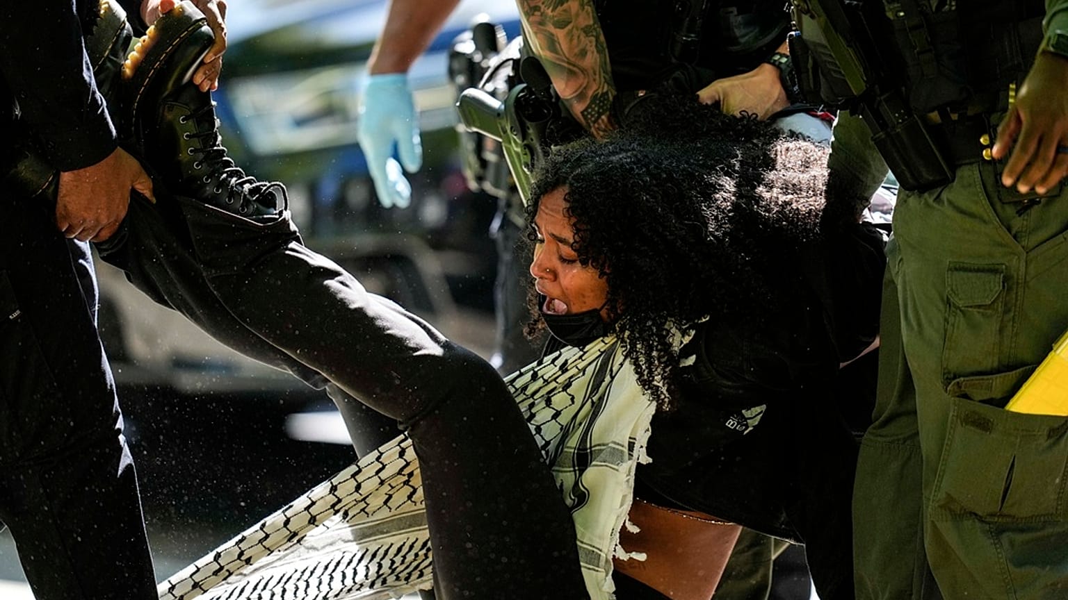 Amerikan polisi, Emory Üniversitesi'nde Gazze'ye destek gösterileri düzenleyen öğrencilere müdahale ederek çok sayıda öğrenciyi gözaltına aldı