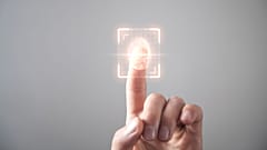 Wenn die Bedingungen genau passend sind, könnten die Hacker theoretisch Fotos unserer Finger verwenden, um an unsere Daten zuzugreifen.