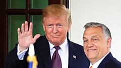 Eski ABD Başkanı Donald Trump (sol), Macaristan Başbakanı Viktor Orban
