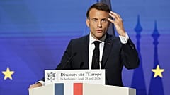 Le président français Emmanuel Macron prononce un discours sur l'Europe dans l'amphithéâtre de l'université de la Sorbonne, le jeudi 25 avril à Paris. 2024.