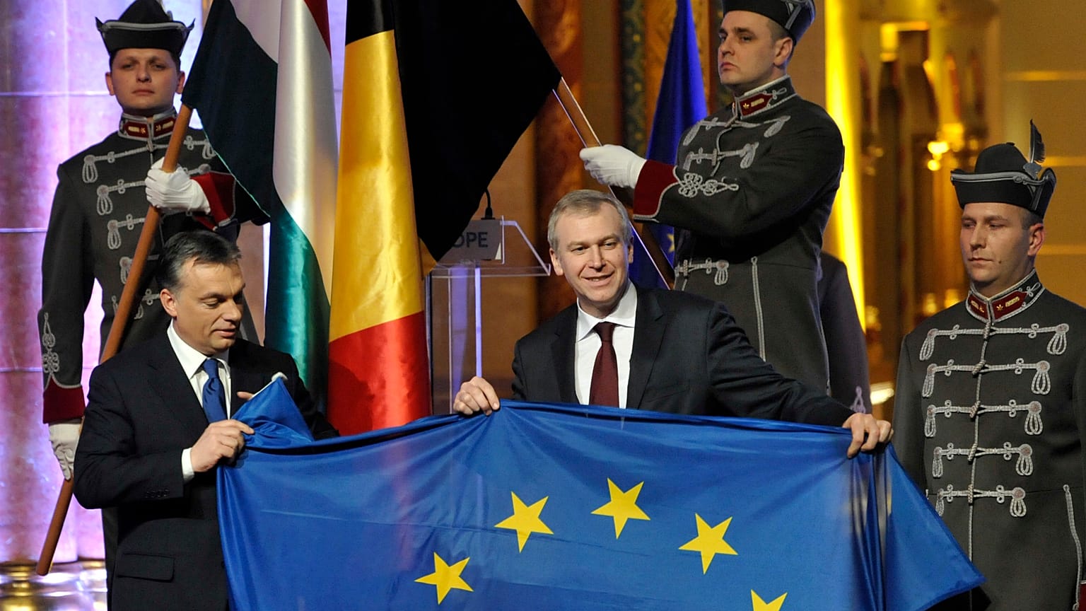 Orbán Viktor magyar miniszterelnök átveszi az EU Tanácsának soros elnöki posztját a belga kormányfőtől 2011-ben