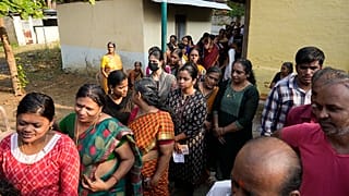 Lange Schlangen vor den Wahllokalen in Indien