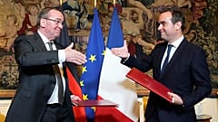 Ο Γάλλος υπουργός Άμυνας Σεμπαστιέν Λεκόρνου, δεξιά, και ο Γερμανός ομόλογός του Μπόρις Πιστόριους σφίγγουν τα χέρια μετά την υπογραφή συμφωνίας στο Παρίσι την Παρασκευή 26 Απριλίου 2024. 