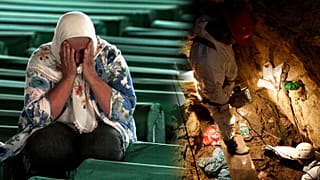 Egy nő zokog a srebrenicai népirtás áldozatainak koporsói mellett; egy tömegsír feltárása 2009-ben