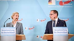 Die AfD-Spitze Alice Weidel und Tino Chrupalla bei einer Pressekonferenz.