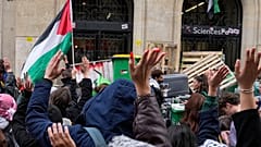 اعتراض دانشجویان حامی فلسطین به کشتار غزه مقابل دانشگاه علوم سیاسی پاریس 