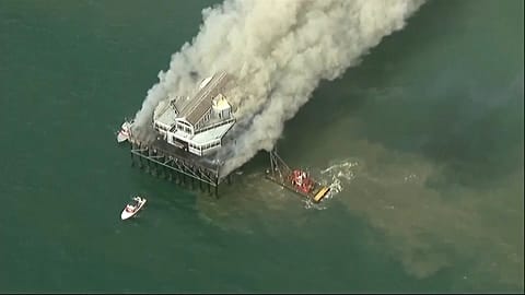 Am Donnerstag hat in Südkalifornien ein leerstehendes Restaurant am Ende des Oceanside Piers Feuer gefangen.