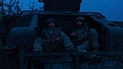 Soldati ucraini vicino la linea del fronte di Bakhmut, nella regione del Donetsk, 24 aprile 2024, Ucraina