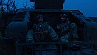 Soldati ucraini vicino la linea del fronte di Bakhmut, nella regione del Donetsk, 24 aprile 2024, Ucraina