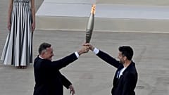 Tony Estanguet, President do comité dos Jogos Olímpicos de Paris recebeu a tocha das mãos do Presidente do Comité Olímpico grego, Spyros Capralos