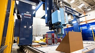 Bir evin dış duvarının enine kesiti, 12 Ekim 2023 tarihinde Maine Üniversitesi İleri Yapılar ve Kompozit Merkezi'ndeki 3D yazıcıda basılırken