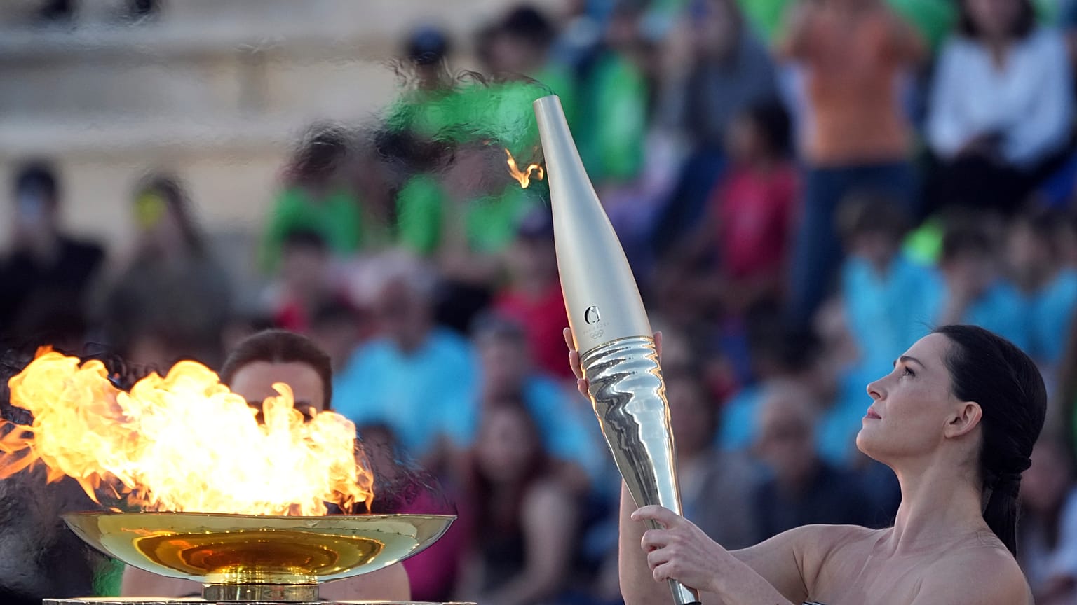 الممثلة ماري مينا خلال مراسم تسليم الشعلة الأولمبية في ملعب باناثينيك في أثينا. 2024/04/27