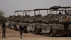 Des véhicules blindés israéliens stationnés près de la frontière entre Israël et Gaza, jeudi 25 avril 2024.